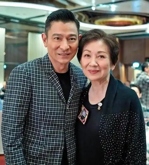 原创刘德华54岁老婆近照,身体发福胖成大妈