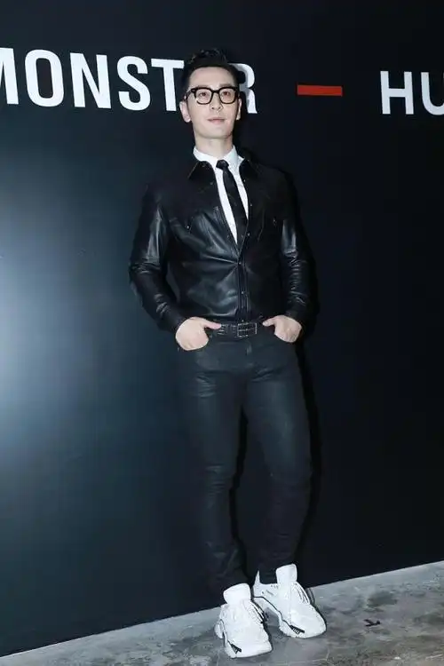 黄晓明穿搭:皮夹克紧身裤ck老爹鞋 酷帅文艺