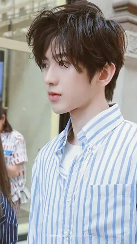 蔡徐坤米兰时装周出行街拍!干净帅气,清澈. 来自芒果影视台 - 微博