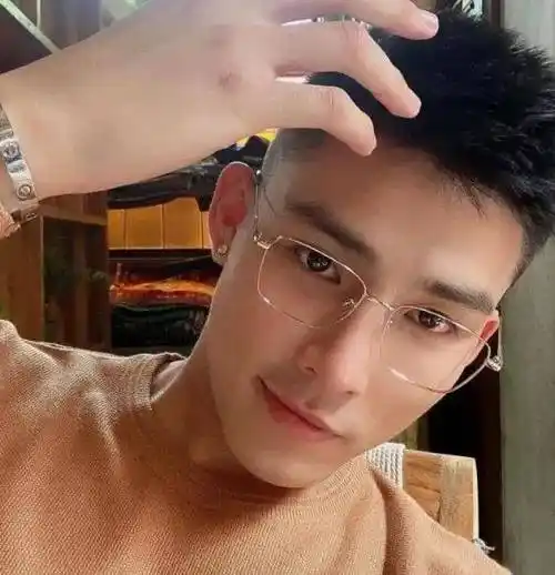 流行的男生短发推荐,帅气时髦的前刺发型,简单自然又大气