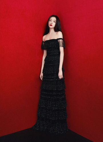 关晓彤黑色一字肩层层蛋糕裙手工钉珠遮肉显瘦优雅红毯走秀晚礼服