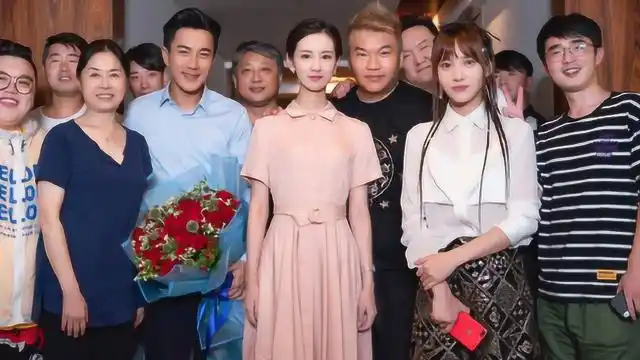 刘恺威与陈都灵领证场面热闹又温馨瞬间又离婚了