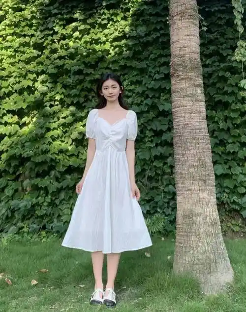 原创夏天女生穿小白裙怎么搭配上衣和鞋子好看