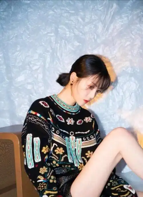 李溪芮为了秀美腿,穿毛衣搭配皮短裤混搭风十足,看到效果我酸了