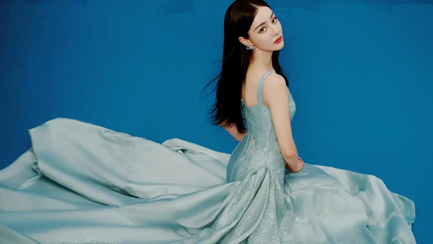 迪丽热巴蓝色礼裙