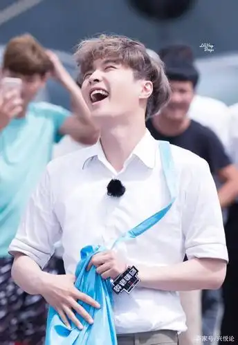 张艺兴的咧嘴笑算是娱乐圈里最干净的笑容!