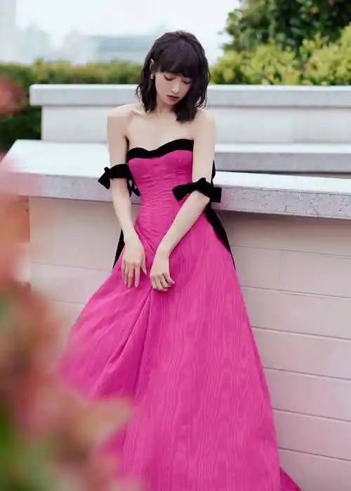 宋茜红色抹胸连衣裙时尚写真_身材_的设计_曲线