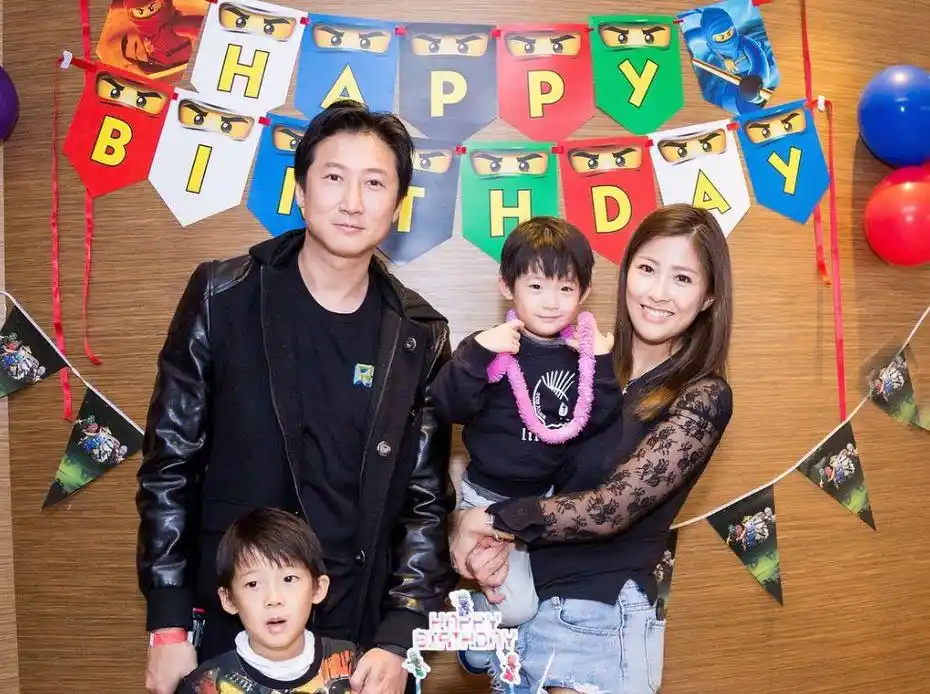 洪天明与老婆庆祝结婚7周年,撇开两个帅儿子 二人世界好甜蜜