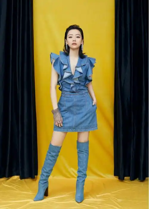 张靓颖真是会穿牛仔短裙搭配过膝靴子看上去十分帅气呢