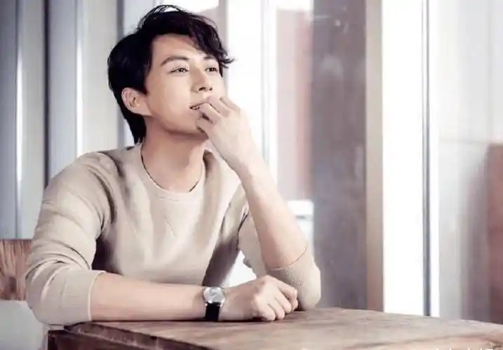 靳东演技不错,感情处理的很细腻,细节也完成的很好_时候_感觉_气质