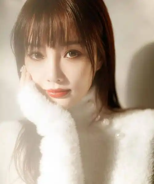 李小璐久违晒营业照,当镜头转向侧颜时,立体下巴让人移不开眼_白色