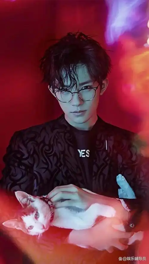 看了易烊千玺在外网爆火的视频才明白他的成功都不是偶然