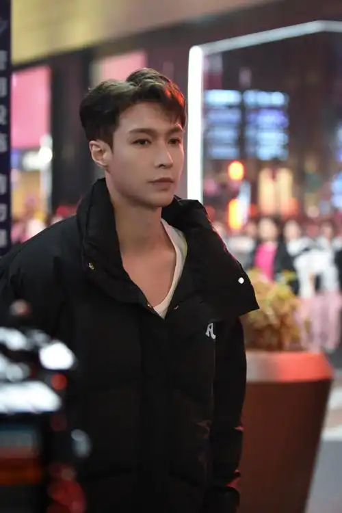 240209|工作室更新张艺兴图片 6p十二一轮回,出道十二年,长沙伢子又