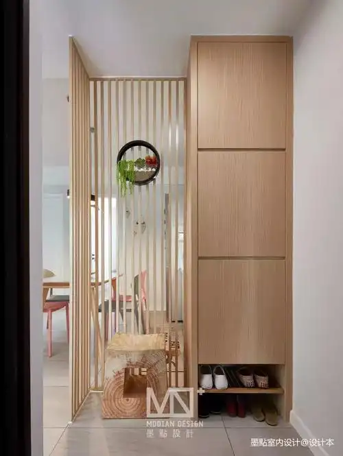 门口玄关入户门正对客厅玄关图