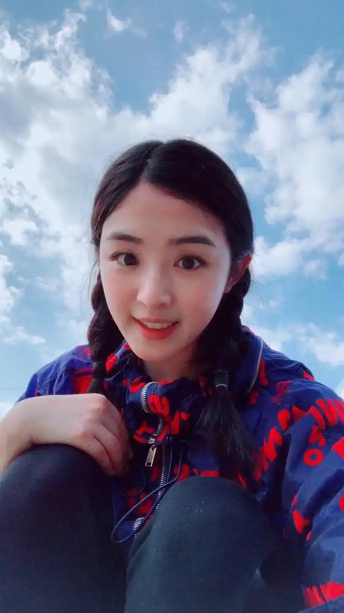 张含韵郊游享受阳光美景 扎双马尾青春活力