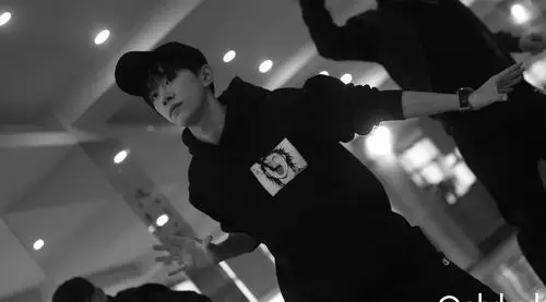 tfboys这就是街舞易烊千玺同款衣服男女学生黑色连帽卫衣潮