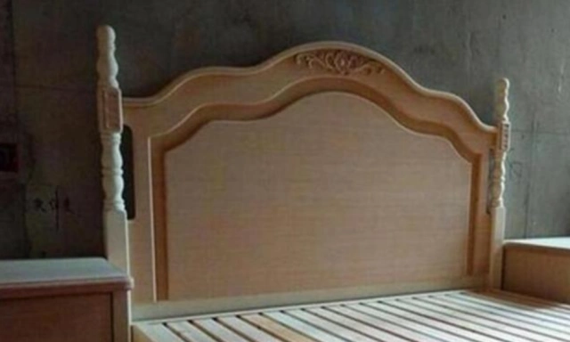 尤其是床头造型的处理,更是让我意外,没想到他还雕刻了一朵造型花在