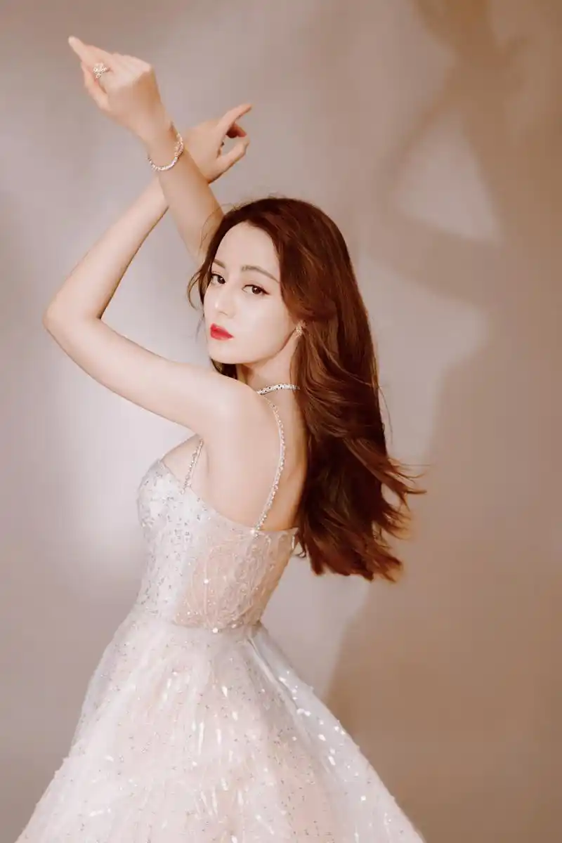 迪丽热巴精选:唯美纱裙优雅迷人