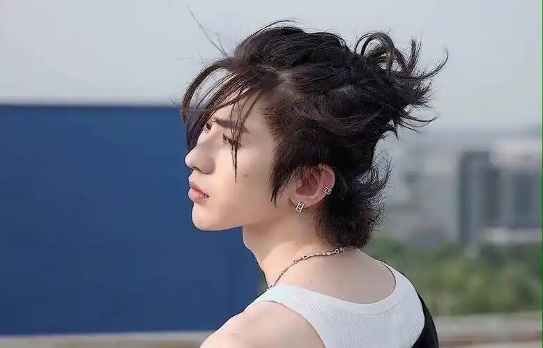 可是长长的头发,瘦瘦的身材,再加上刚出道的时候,蔡徐坤的渔网造型深