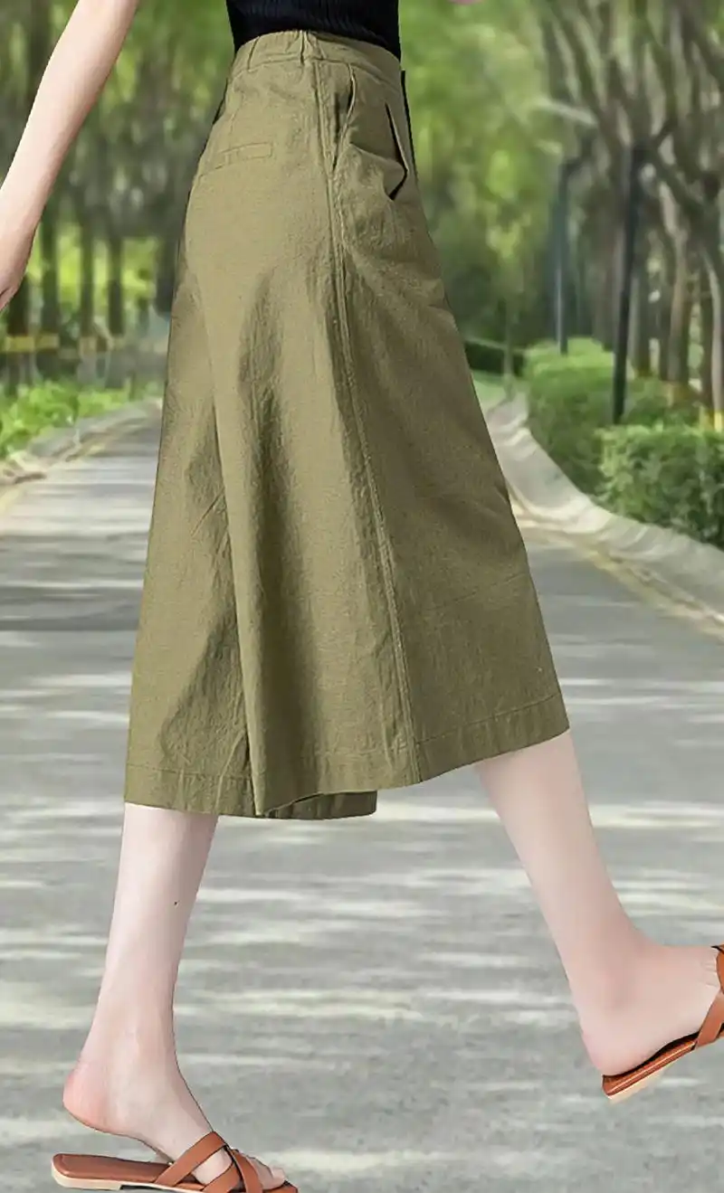 搭配简约上衣或衬衫,配凉鞋或帆布鞋,尽显清新休闲,是夏