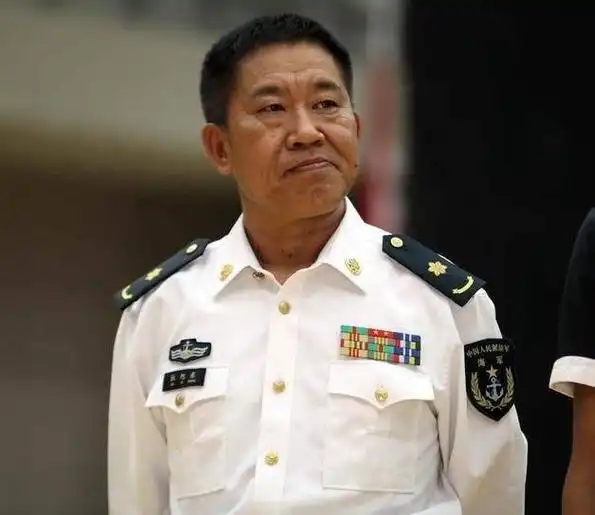 "歪嘴影帝"杜旭东:靠穿军装娶得美娇妻,女儿曝光长得貌美