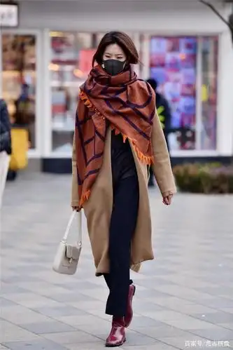 冬季大衣穿出时尚感,时尚街区的姑娘就是会穿,展现自己气质