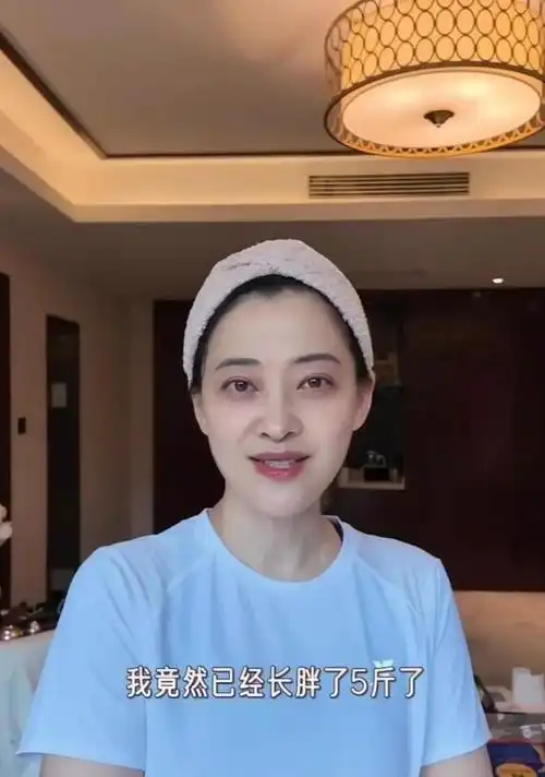 梅婷素颜健身在剧组拍戏长胖了5斤48岁的年纪还有身材焦虑