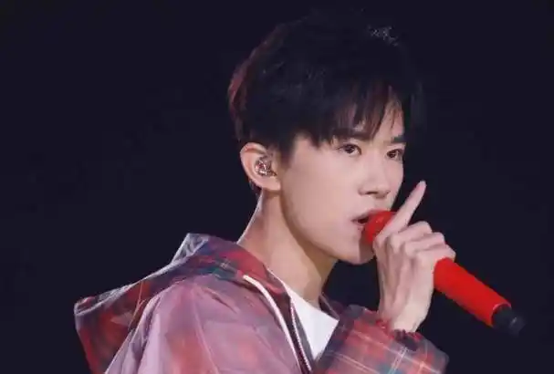 被问女友姨妈痛该怎么办易烊千玺回答太暖心还有这种操作