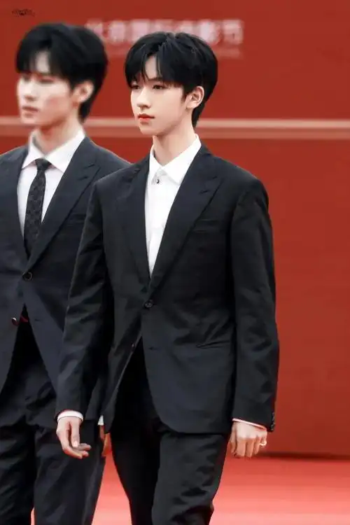 西装暴徒来到你是鼓掌还是尖叫