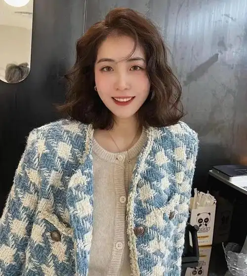 女人四十岁后烫发,多选这3种,气质又时尚