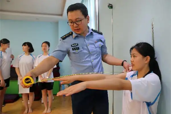 空军招收第十一批女飞行学员初选今日举行