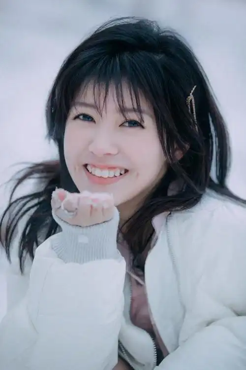 赖美云蹲雪地晒美照仙气十足 对镜甜笑白衣清纯动人
