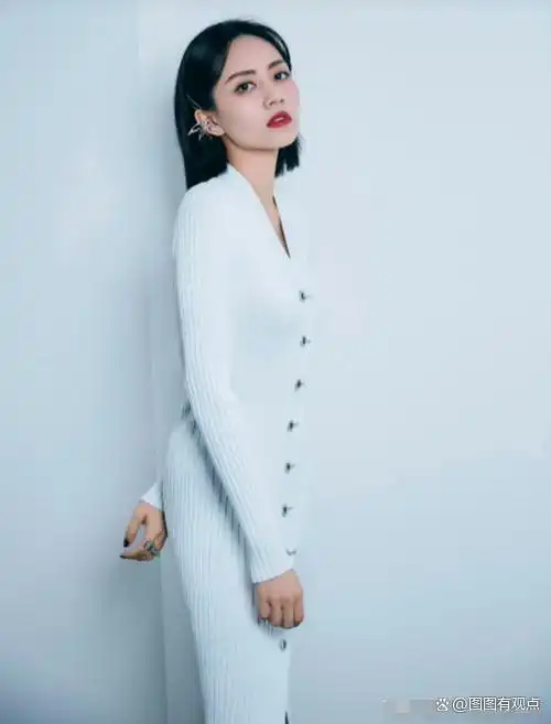 刘惜君:楼道里拍写真也是很唯美的