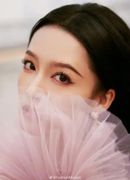 vogue时尚之力盛会##李沁干枯玫瑰妆