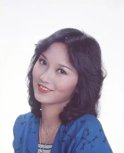 赵雅芝晒年轻时的贴画写真网友想起了小时候