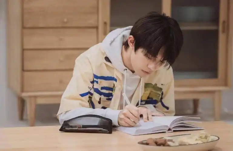 《朋友请听好》网友质疑易烊千玺太冷漠,自爆原因,曝光后太伤感