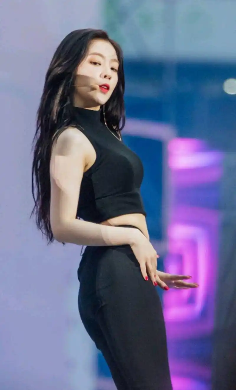 裴珠泫9个性感瞬间,神颜小姐姐的身材也优越