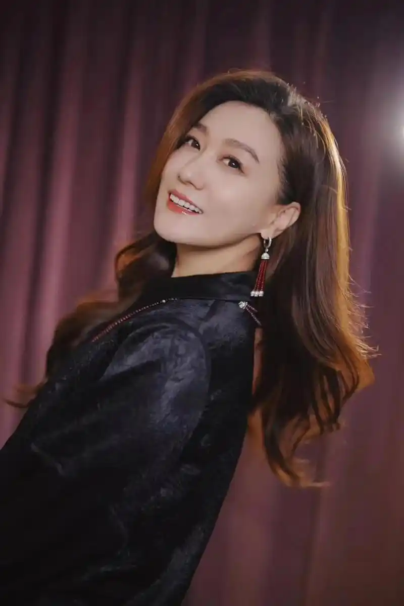 谭晶,1977 年 9 月 11 日出生于山西省侯马市,是中国当代歌坛一位极具