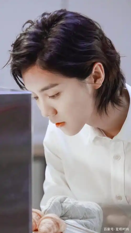 留了长发的"鹿晗"小哥哥,看起来软萌又可爱,比女生还秀气几分