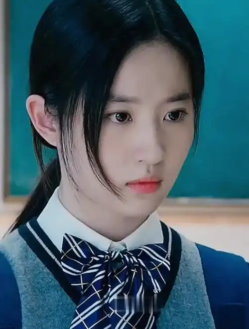 演这部剧时刘亦菲已经快三十岁了,却依然能把校服穿出青春气息-度小视