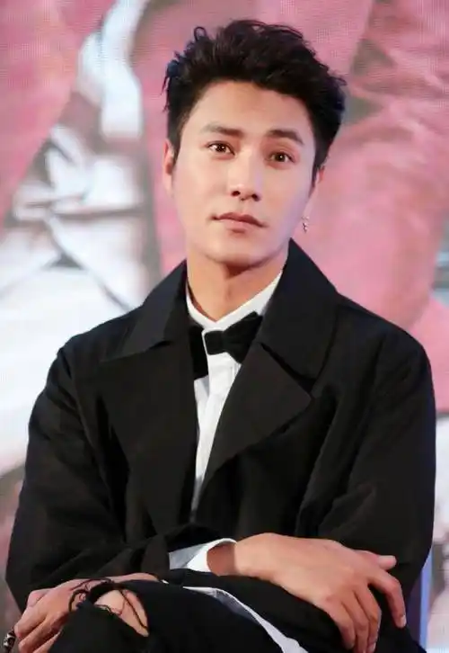 47岁陈坤近照显胖!一身黄色西装高大帅气-第21张图片-阳光华业