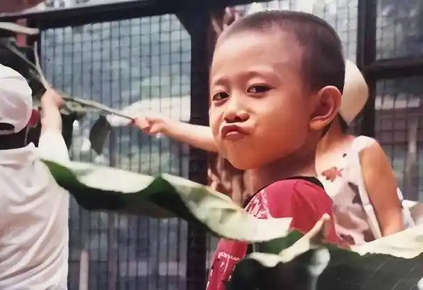 张一山的父亲爱好习武,午后和晚间吃饭后都会到小区院子里练武,张一山