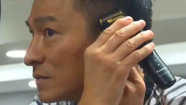 刘德华没包袱自己理发,却被鲁豫一句话吓到,看明星自己理发合集