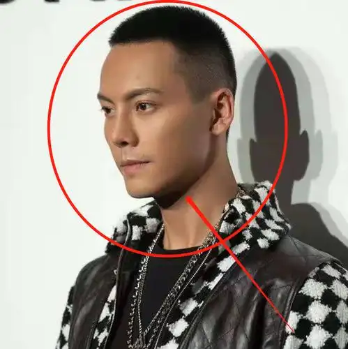 陈伟霆出席活动肤色抢镜,留寸头痞帅十足,生图暴露35岁皮肤状态