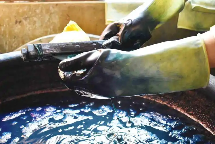 扎染老师正在染缸里帮大家染手帕