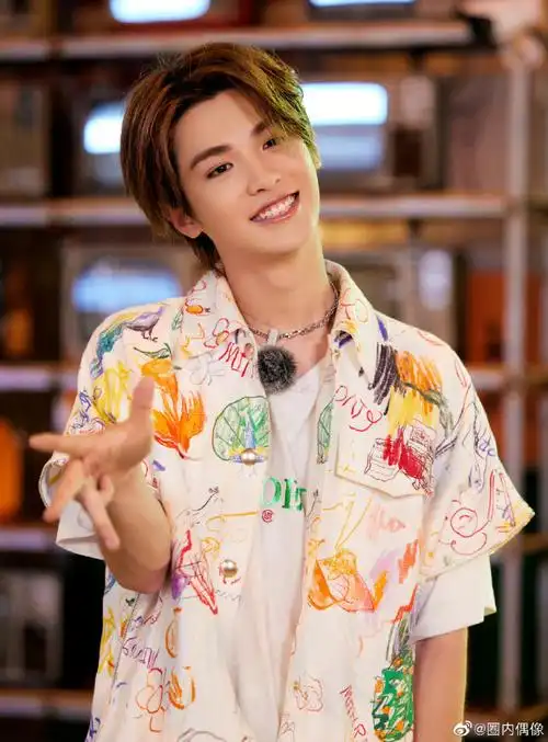 黄明昊新专辑vr预告海报