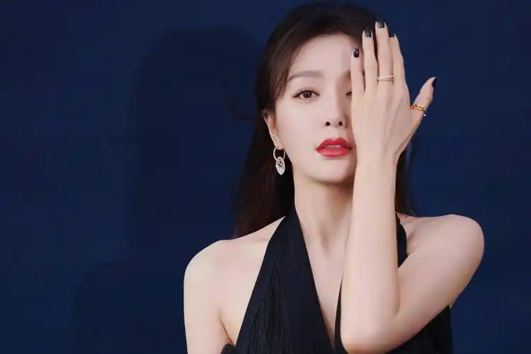 美女明星秦岚写真图集时尚性感气质非凡