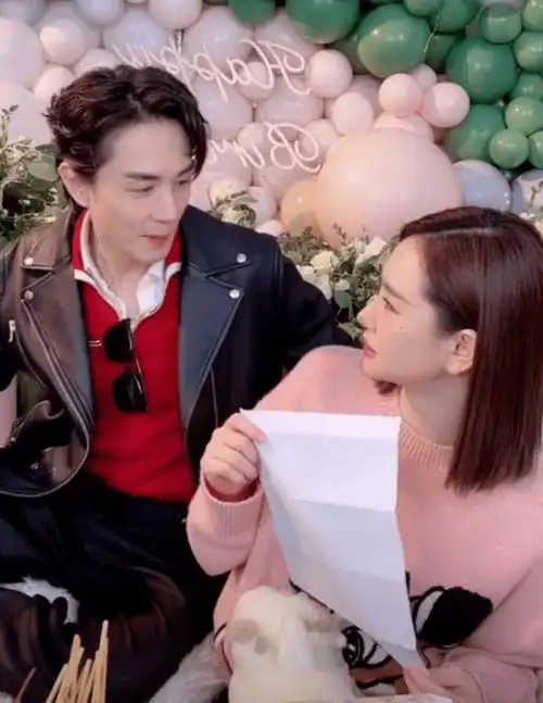 原创李承铉一家游玩被偶遇戚薇专心玩手机和老公无交流lucky被夸好看