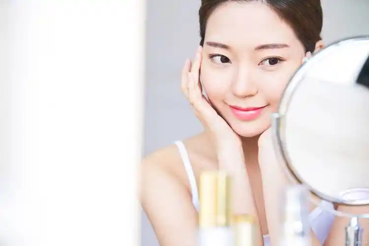 美白成分协同作用,有效抑制黑色素生成,提亮肤色,均匀肤色,让肌肤焕发