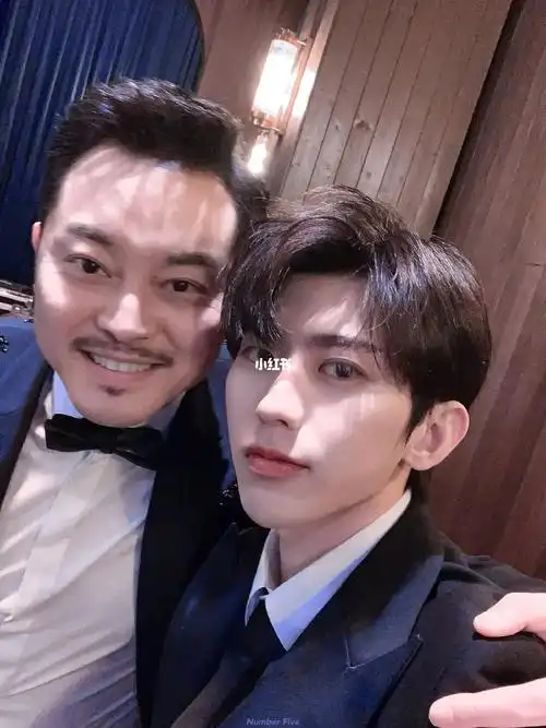 蔡徐坤那些惊艳的合照_蔡徐坤_蔡徐坤心动瞬间_娱乐_明星娱乐资讯